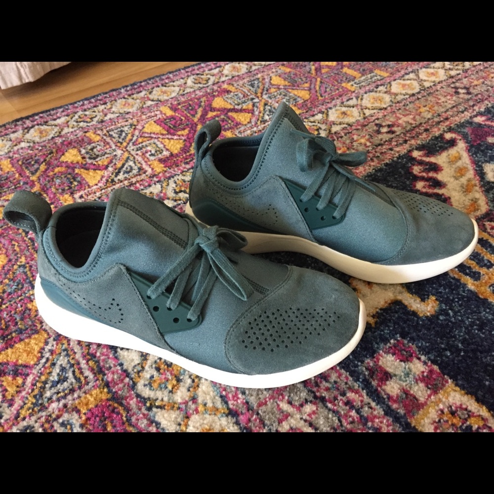 Nike Women’s Lunarcharge Teal Jade Sneaker 8.5